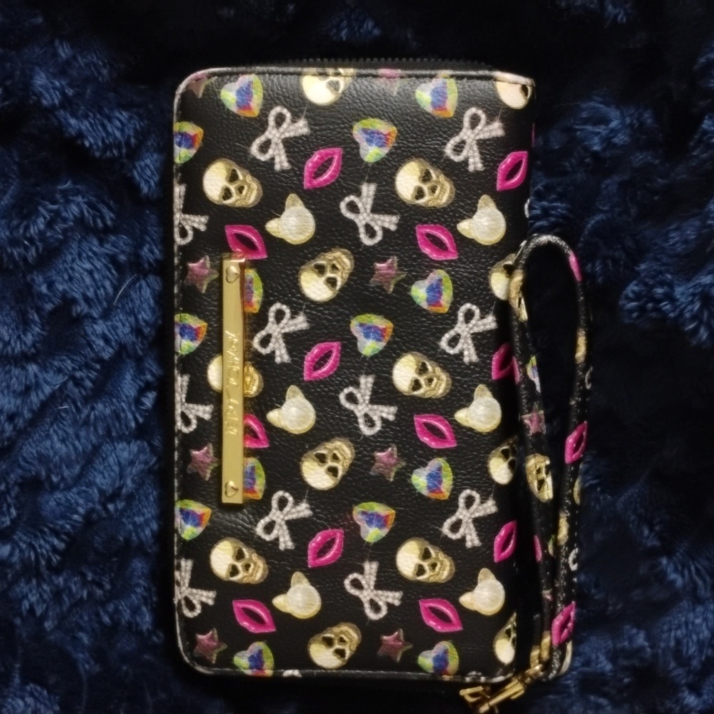 Betsey Johnson Black Skull and Heart Patterned Wallet NWOT
